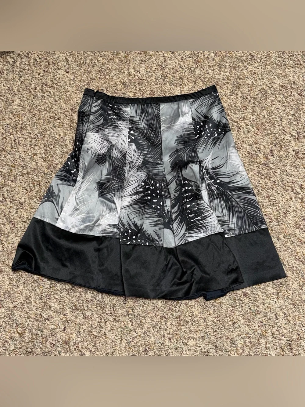 Women's‎ size 6 satin skirt East 5th Black & Gray Feather-Print A-Line Skirt
